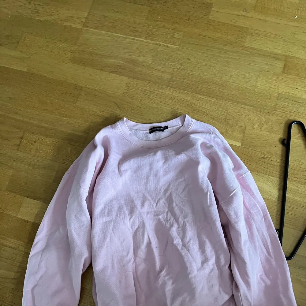 Superfint passform på denna rosa sweatshirt i strl S. Hoodies.