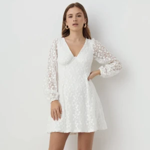 Vit klänning  - Vit klänning från Gina Tricot (lace wired mini dress) som är använd endast en gång💞 Storlek 32