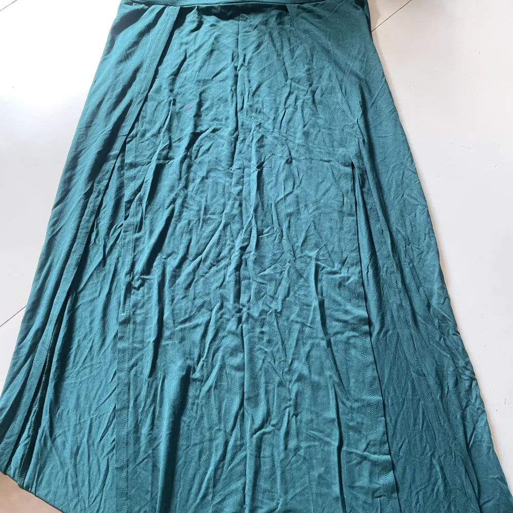 Längre kjol med slits på båda sidorna.  Smaragdgrön färg, super fin och använd 1 gång!. Kjolar.
