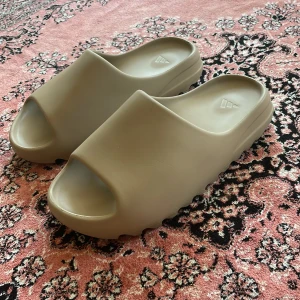 Yeezy Slides - Perfekt för sommaren och är skit sköna o gå i Storlek 43 men sitter också bra på 42 Har inte original box eller kvitto tyvärr 