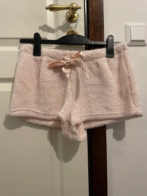 Pyjamas shorts - Fluffiga söta pyjamas shorts med kattdetaljer i bak och knytnin i fram!!