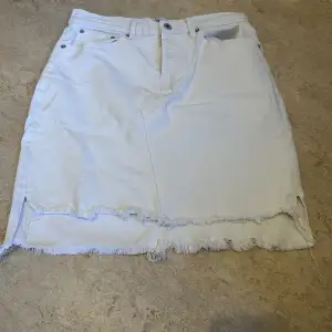 Vit jeans kjol från lager 157 längre där bak o kortare fram 