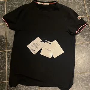Moncler tshirt - Moncler tshirt  Väldigt bra skick och sparsamt använd Köpt på NK i stockholm Äkta, Kvitto och tags finns Kan mötas i stockholm eller frakta