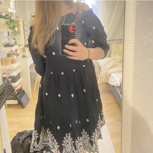 Klänning  - Säljer dena kläning från hm som används 1 gång