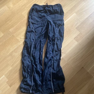 Byxor - Jättefina svarta tunna byxor🩷 säljer dem eftersom de inte är något använda och känns som att det kommer förbli så. Storleken är xs/34 🩷 använd ej köp nu.