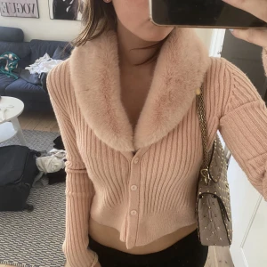 Kofta med päls - Säljer nu denna snygga kofta från zara med päls 