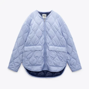 Tunn blå dunjacka  - Tunn jacka från zara. Bra skick. Storlek XS men oversized. 