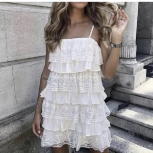 Zara klänning - Intressekoll på denna klänningen, skriv om ni är intresserade. Storlek M, köp för minst 300kr.