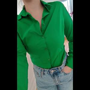 🌷somrig grön skjorta 🌷strl 38 🌷Inget att anmärka på kvalitet