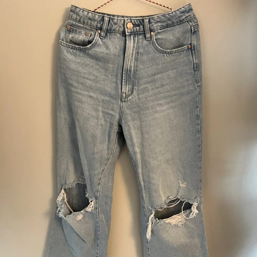 Ljusblåa jeans med hål på båda knäna med wide leg modell.💞. Jeans & Byxor.