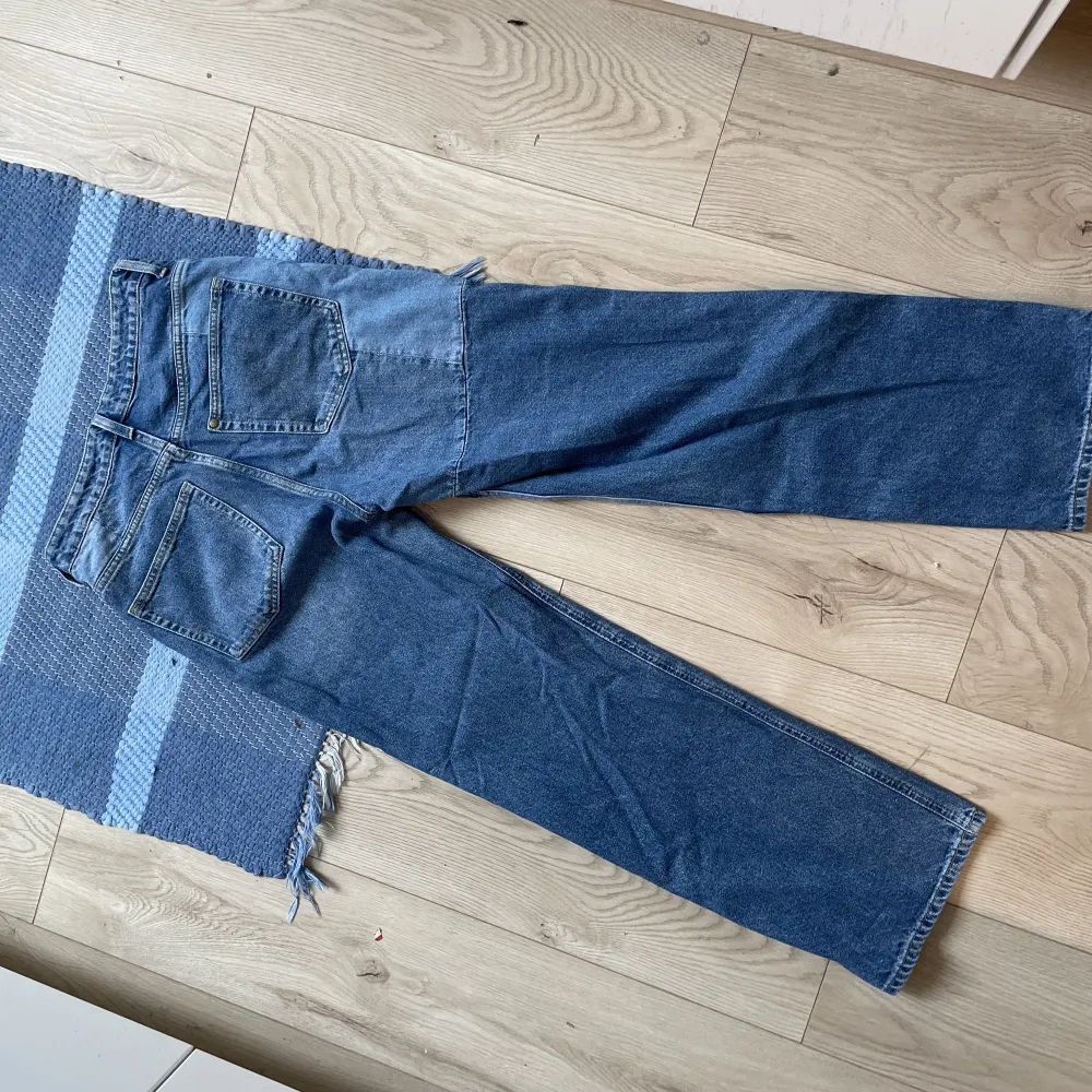 Säljer dessa ascoola jeans från H&M! De har ”lappar” på fram och baksida (se bilder) som det skitsnyggt ut! Köpte för 400 kr för ett par år sedan men säljer dem för att jag har växt ur dem 🥲 Storlek 38 men skulle säga att det är en liten 38!💛. Jeans & Byxor.