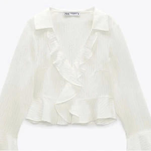 Zara volang blus - Säljer min jätte fina volang blus som inte passar, den är använd en enstaka gång! Slutsåld överallt! Den är M men sitter också som s