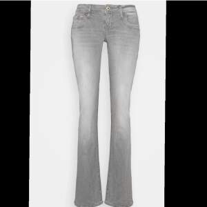 Lågmidjade assnygga grå jeans ifrån ltb. Storlek 25/30 men är stretchiga så passar andra också. Köpta för 950kr och de är väl omhändertagen 