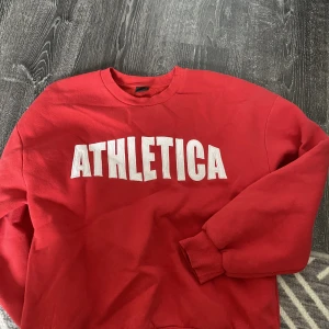 Sweatshirt  - Röd sweatshirt från Gina, stolek m