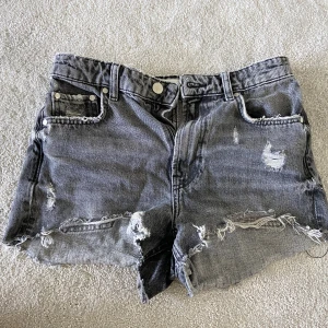 Zara jeansshorts  - Säljer dessa shorts från Zara som enbart har används 2 gånger. 