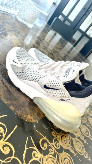 Nike 270 - Använda, nya sulor, köpta för 1200kr på jd sports, kan bli billigare vid snabb affär