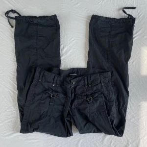 Cargobyxor y2k - Supersnygga cargobyxor! Storlek 40 på lappen men kan passa mindre storlekar med bälte. Ska möta midjemått och innerbenslängd senare. Jag är 169 cm. Köps helst via köp nu 💋
