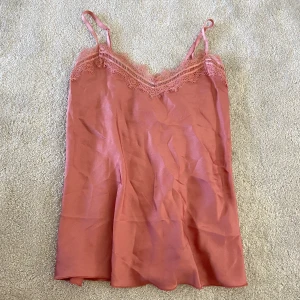 Spetslinne - Säljer detta fina spetsiga linne som jag köpt på en marknad i Frankrike. Den är i bra skick och skulle säga att den Passar xs-m💗❤️