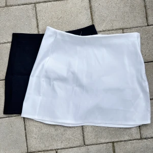 Två kjolar a - Säljer nu mina två kjolar från Nelly som aldrig är använda båda har slits nertill. Skriv för mera bilder 