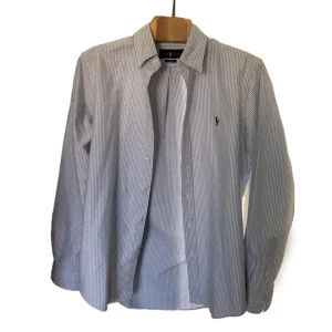Ralph lauren blå & vit- randig skjorta - Polo Ralph lauren skjorta med blåa och vita ränder.  Storlek M Perfekt till sommaren, cond 9/10 Snabb deal = bättre pris 