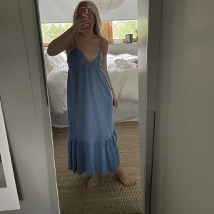 Långklänning  - Finaste klänningen till sommaren, så skön och härlig!! Typ aldirg använd men köpt förra året 💕💕