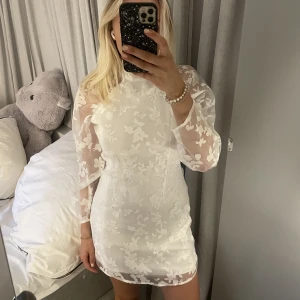 Spetsklänning - Så sjukt snygg spetsklänning med mycket fina detaljer! Jättefin nu till sommaren när man är brun!!💕 Använd 1 gång!💕 Hör av er vid frågor!💕 Köparen står för frakten!💕