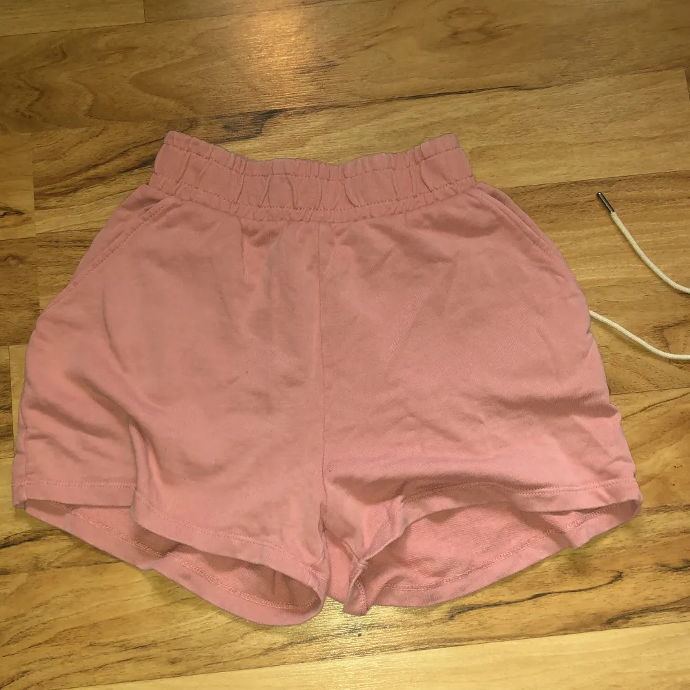 Säljer dessa två mjukisshorts då jag aldrig använt dom! Dom rosa är från zara i st S och dom beiga är från hm i st S. Säljer dom för 45kr st, köp dom tillsammans för 100kr. Köparen står för frakt. Shorts.