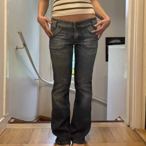  jeans från Lee med snygga fickor fram och bak!!!! Innebernanänged är 77cm midjemåttet tvärs över är 38cm säljer då de är för stora för mig tyvärr.. (min syster på bilden)