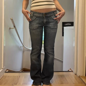Lee jeans -  jeans från Lee med snygga fickor fram och bak!!!! Innebernanänged är 77cm midjemåttet tvärs över är 38cm säljer då de är för stora för mig tyvärr.. (min syster på bilden)