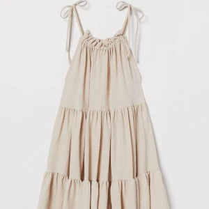 Sommarklänning från HM strl M - Superskön sommarklänning från HM med justerbara axelband!! strl M, i fint skick🥰🥰