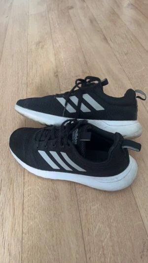 Adidas löparskor - Inte alls så använda skor. Jätte bekväma att gå i och springa i! Snöret är förstört så det går att klippa upp och därför medföljer 2 olika färger på skosnören. (2par). 