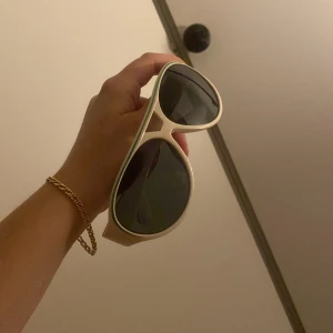 Retro solglasögon  - Retro solglasögon som är vita med en grön detalj i bra skick