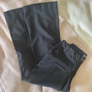 Lågmidjade kostymbyxor - Jättefina låga kostymbyxor från Only! Superbra skick men tyvärr för små för mig, vida i benen!