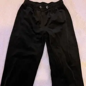 Svarta mjukis byxor från Ginatricot i mycket bra skick! 💗