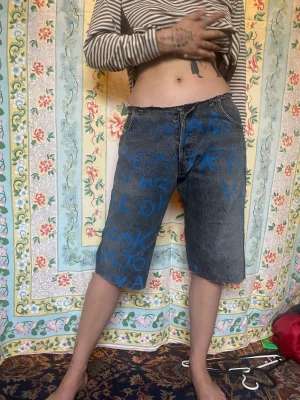 short - jeans short med med blå text
