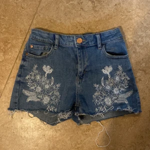 jeansshorts - Jeansshorts med brodering. Står storlek 152 men passar xxs