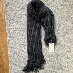 Halsduk  - Väldigt fin halsduk fick den av en vän har aldrig använts