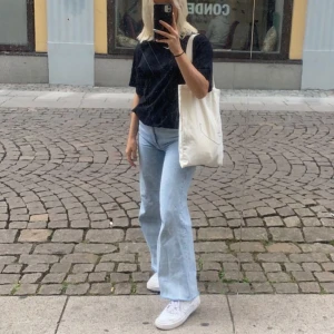 Monki Yoko jeans  - Storlek w25 från Monki i modellen Yoko.  Säljer för 100 kr, kan mötas upp i Kalmar eller skickas mot fraktkostnad