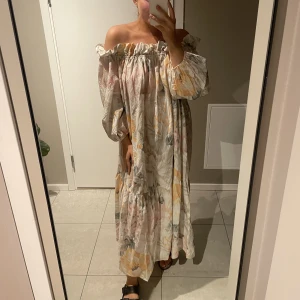 Blommig offshoulder klänning med volang från H&M - Blommig offshoulder klänning med volang från H&M i storlek M. Använd fåtal gånger så är som ny. Passar perfekt till midsommar som midsommarklänning. 