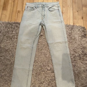 Zara denim standards jeans  - Zara denim standards jeans i strl 32x32, superfint skick. Sparsamt använda. Ljusblåa jeans från zara herr avdelningen.