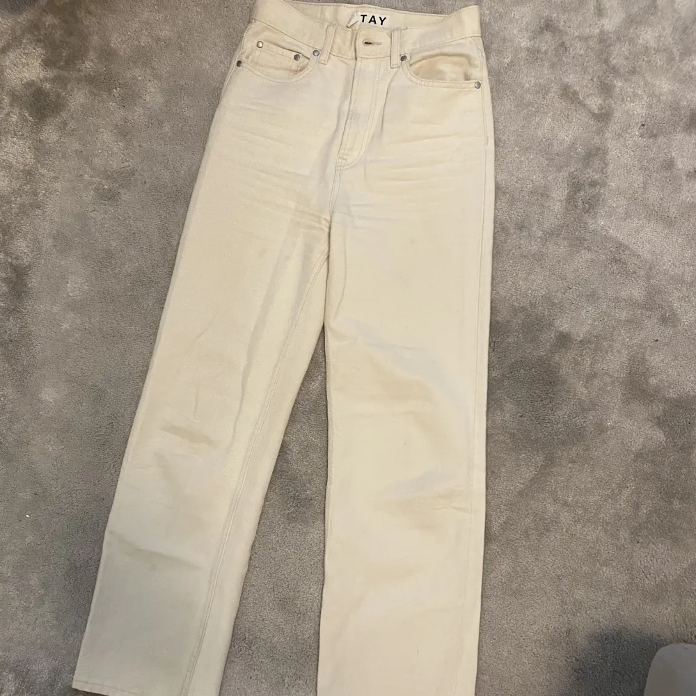 Högmidjade beige/vita jeans, köpta för ca 2 år sen på carlings. Passar XS-S, jag är 169cm för referens . Jeans & Byxor.