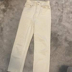 Högmidjade beige/vita jeans, köpta för ca 2 år sen på carlings. Passar XS-S, jag är 169cm för referens 