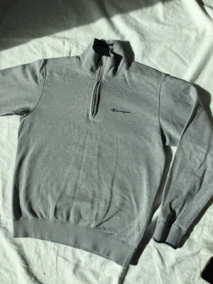 Sweatshirt  - Champion grå zip sweatshirt, storlek M, begagnat skick, ej nopprig, unisex