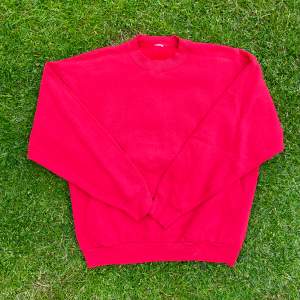 En blank röd tröja som tyvärr saknar lapp. Storleken är som medium. Materialet är av bra kvalitet och ganska tjockt.