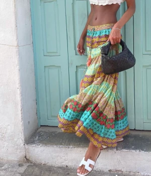 Mönstrad kjol - Säljer denna fina långa mönstrade kjolen från zara. Aldrig använd med prislappen kvar