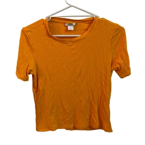Orange tröja - Fin orange T-shirt från Monki i storlek M men passar även mig lite löst (XS). köptes för många år sedan men är i super bra skick! Skulle dock behöva strykas men har ingen strykmaskin… (97% viskos, 3% Elastan)