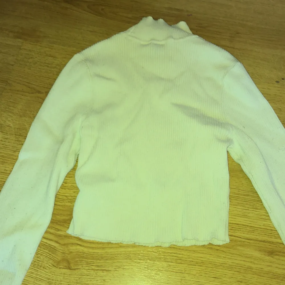 En lite tjockare vit kort tröja med en lite längre krage❤️den är i storlek xs men den är ganska uttöjbar så den passar även S. Toppar.