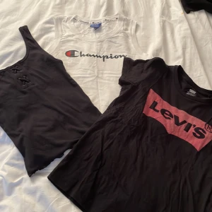 Tröjor i paket - Sjukt fina tröjor i paket, allt är i superskick och hör av er vid flera frågor🫶🏻 Levis och Champion i strl xs och hollister i strl S