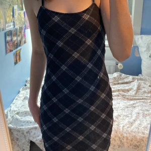 Klänning - Klänning från H&M. Använd några gånger men säljer för den inte är min stil