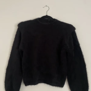 Stickad tröja  - Säljer nu min fina stickade tröja från Pieces i storlek xs. Aldrig använd och prislappen är fortfarande kvar. Köparen står för frakten, ingår INTE i priset.💓💓